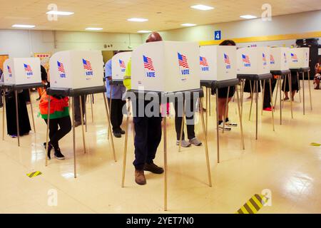 Baltimore, États-Unis. 31 octobre 2024. 31 octobre 2024, Baltimore City, Maryland, États-Unis. De très longues files de personnes attendant de voter la dernière nuit du vote anticipé à l'élection présidentielle de 2024. Tous les électeurs en ligne à 20 heures HNE allaient voter. Certaines personnes portaient des costumes d'Halloween. Beaucoup de gens ont amené leurs enfants à témoigner de cette élection historique où les sondages sont très proches. (Photo de Robyn Stevens Brody/Sipa USA) crédit : Sipa USA/Alamy Live News Banque D'Images