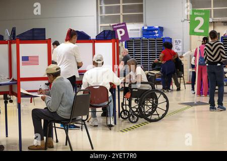 Baltimore, États-Unis. 31 octobre 2024. 31 octobre 2024, Baltimore City, Maryland, États-Unis. De très longues files de personnes attendant de voter la dernière nuit du vote anticipé à l'élection présidentielle de 2024. Tous les électeurs en ligne à 20 heures HNE allaient voter. Certaines personnes portaient des costumes d'Halloween. Beaucoup de gens ont amené leurs enfants à témoigner de cette élection historique où les sondages sont très proches. (Photo de Robyn Stevens Brody/Sipa USA) crédit : Sipa USA/Alamy Live News Banque D'Images