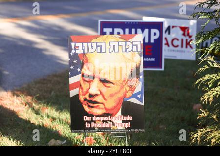 Baltimore, États-Unis. 31 octobre 2024. 31 octobre 2024, Baltimore City, Maryland, États-Unis. Dans une communauté juive observante démographiquement importante, des affiches remerciant le président Trump sont vues près d'un bureau de vote. (Photo de Robyn Stevens Brody/Sipa USA) crédit : Sipa USA/Alamy Live News Banque D'Images