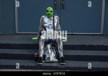 New York, États-Unis. 31 octobre 2024. Trick or Treat dans les rues de Manhattan à Halloween à New York, NY le jeudi 31 octobre 2024 (photo par Laura Brett/Sipa USA) crédit : Sipa USA/Alamy Live News Banque D'Images