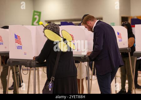 Baltimore, États-Unis. 31 octobre 2024. 31 octobre 2024, Baltimore City, Maryland, États-Unis. De très longues files de personnes attendant de voter la dernière nuit du vote anticipé à l'élection présidentielle de 2024. Tous les électeurs en ligne à 20 heures HNE allaient voter. Certaines personnes portaient des costumes d'Halloween. Beaucoup de gens ont amené leurs enfants à témoigner de cette élection historique où les sondages sont très proches. (Photo de Robyn Stevens Brody/Sipa USA) crédit : Sipa USA/Alamy Live News Banque D'Images