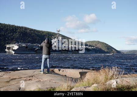 Drøbak 20241101. Le porte-avions américain USS Harry S. Truman est en route vers le fjord Oslofjord vendredi. Photo : Thomas Fure / NTB Banque D'Images