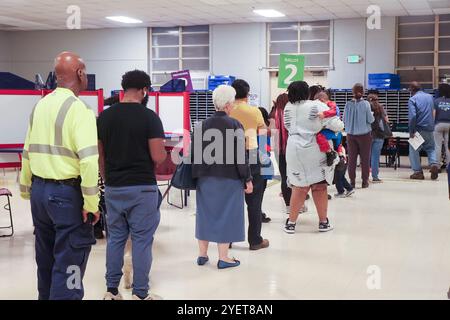 Baltimore, États-Unis. 31 octobre 2024. 31 octobre 2024, Baltimore City, Maryland, États-Unis. De très longues files de personnes attendant de voter la dernière nuit du vote anticipé à l'élection présidentielle de 2024. Tous les électeurs en ligne à 20 heures HNE allaient voter. Certaines personnes portaient des costumes d'Halloween. Beaucoup de gens ont amené leurs enfants à témoigner de cette élection historique où les sondages sont très proches. (Photo de Robyn Stevens Brody/Sipa USA) crédit : Sipa USA/Alamy Live News Banque D'Images