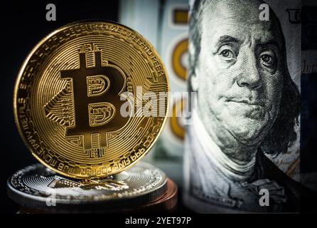 Pièce de monnaie en or devant les billets en dollars. Nouveau concept de monnaie virtuelle Banque D'Images