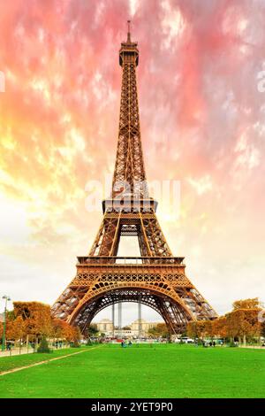 -Tour Eiffel vue depuis le Champs de Mars.Paris, France Banque D'Images