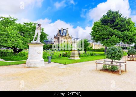 PARIS - Septembre 18 : Parc du Louvre et des Tuileries, le 18 septembre, 2013. Le Louvre est le plus grand musée à Paris avec près de 35 000 d'objec Banque D'Images