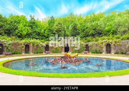 VERSAILLES, FRANCE - Juillet 02, 2016 : Escalade fontaine dans un magnifique parc en Europe - Versailles. France Banque D'Images