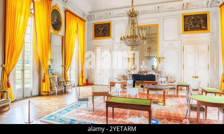 VERSAILLES, FRANCE - Juillet 02, 2016 : Salon (appartement) dans la famille de l'Impératrice Grand Trianon. Château de Versailles. Banque D'Images