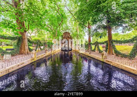 PARIS, FRANCE - Juillet 05, 2016 : La Fontaine Médicis au Luxembourg Palase-un des plus beaux parcs de Paris. La France. Banque D'Images