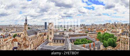 Belle vue panoramique sur Paris depuis le toit du Panthéon. Vue sur l'église de Saint-Etienne-du-Mont. Paris. Banque D'Images