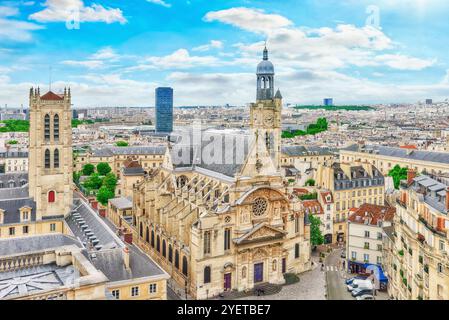 Belle vue panoramique sur Paris depuis le toit du Panthéon. Vue sur l'église de Saint-Etienne-du-Mont. Banque D'Images