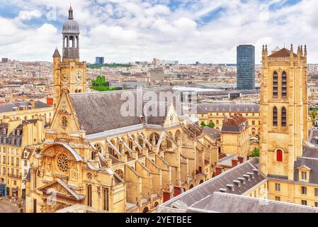 Belle vue panoramique sur Paris depuis le toit du Panthéon. Vue sur l'église de Saint-Etienne-du-Mont. La France. Banque D'Images