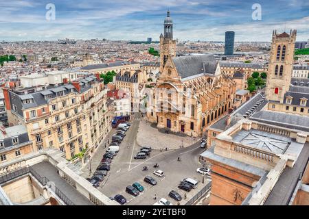 Belle vue panoramique sur Paris depuis le toit du Panthéon. Vue sur l'église de Saint-Etienne-du-Mont. Banque D'Images