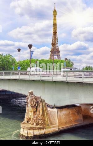 Pont de l'Alma Pont de l'Alma (en anglais) est un pont routier sur la Seine à Paris et statue de zouave et Tour Eiffel. Banque D'Images