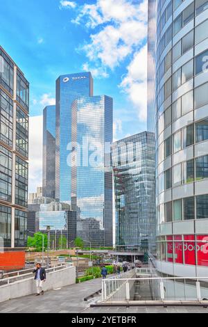 PARIS, FRANCE - Juillet 06, 2016:La Défense, quartier des affaires avec des hommes d'affaires dans les rues, salon de Paris, le centre financier avec des gratte-ciel Banque D'Images