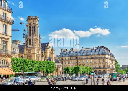 PARIS, FRANCE - Juillet 06, 2016 : l'église Saint-Germain l'Auxerrois est situé près du Louvre. C'est la construction d'époque romane, gothique et Renaissance P Banque D'Images