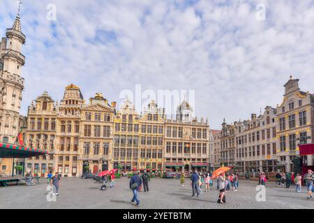 Bruxelles, BELGIQUE - Juillet 07, 2016 : Grand Place (Grote Markt) - place centrale de Bruxelles. Il est entouré de guilde et de deux grands édifices, c Banque D'Images