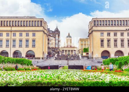 Bruxelles, Belgique - 07 juillet 2016 : les touristes près de Kunstberg ou Mont des Arts (Mont des Arts) avec parc et monument équestre du roi Albert Ier. Banque D'Images