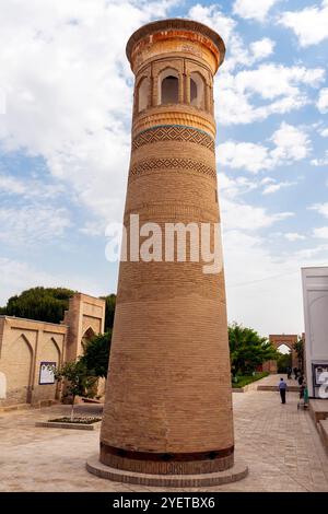 Minaret devant la mosquée au complexe mémorial Bahouddin Naqshbandi . Bahouddin Naqshband Complex, près de Boukhara, Ouzbékistan. Le complexe wasfir Banque D'Images