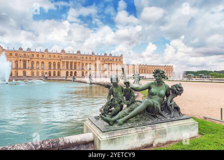 L'eau des étangs (Parterres), statues en face du bâtiment principal du Château de Versailles, Sun-King Louis XIV. Banque D'Images