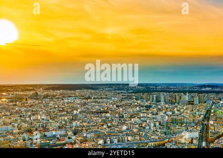 Vue depuis la tour Montparnasse sur le magnifique Paris au début du printemps. Banque D'Images