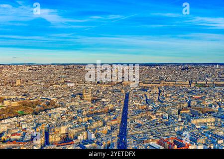 Vue depuis la tour Montparnasse sur le magnifique Paris au début du printemps. Banque D'Images