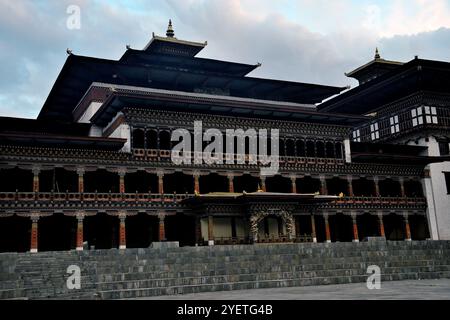 Vue partielle du Palais du Roi, également connu sous le nom de Palais Dechencholing, construit en 1953, situé à Thimphu, Bhoutan Banque D'Images