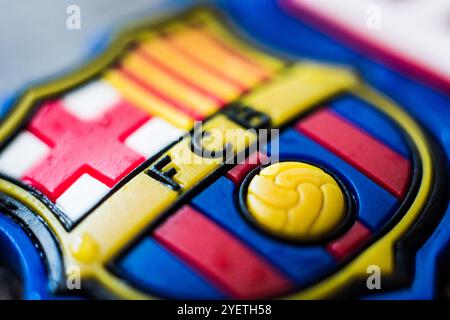 Khakiv, Ukraine - 02 mai 2018 : gros plan du logo du Football Club Barcelona. Emblème du FC Barcelone sur souvenir ou aimant. Accessoires de ventilateur Banque D'Images