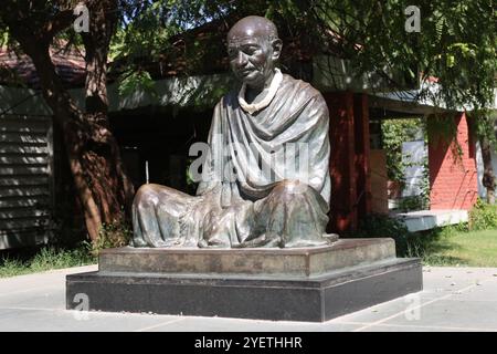 Statue du Mahatma Gandhi à l'Ashram Sabarmati à Ahmedabad, Gujarat, Inde Banque D'Images