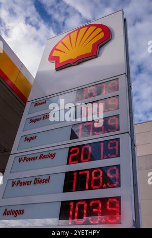 Digitale Preistafel an einer Shell Tankstelle *** Tableau numérique des prix dans une station-service Shell Nordrhein-Westfalen Deutschland, Allemagne GMS17940 Banque D'Images