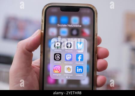 Eine Hand hält ein Mobiltelefon auf dem die logos von verschiedenen social media Anbietern zu sehen sind *** Hand tient un téléphone portable sur lequel les logos de différents fournisseurs de médias sociaux peuvent être vus Nordrhein-Westfalen Deutschland, Allemagne GMS17949 Banque D'Images