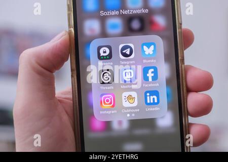 Eine Hand hält ein Mobiltelefon auf dem die logos von verschiedenen social media Anbietern zu sehen sind *** Hand tient un téléphone portable sur lequel les logos de différents fournisseurs de médias sociaux peuvent être vus Nordrhein-Westfalen Deutschland, Allemagne GMS17947 Banque D'Images