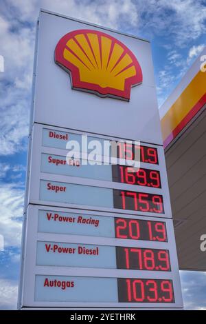 Digitale Preistafel an einer Shell Tankstelle *** Tableau numérique des prix dans une station-service Shell Nordrhein-Westfalen Deutschland, Allemagne GMS17941 Banque D'Images