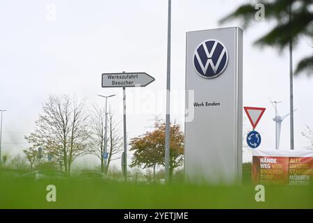 Volkswagen-Werk Emden in der Krise. Blick auf die Werkszufahrt des Volkswagen Emden. Europas größter Autobauer möchte drei Werke in Deutschland schließen und Zehntausende Mitarbeiter entlassen. Emden Niedersachsen Deutschland *** Volkswagen usine d'Emden en crise vue de l'entrée de l'usine Volkswagen à Emden Europe le plus grand constructeur automobile veut fermer trois usines en Allemagne et licencier des dizaines de milliers d'employés Emden basse-Saxe Allemagne Copyright : xdiebildwerftx Banque D'Images