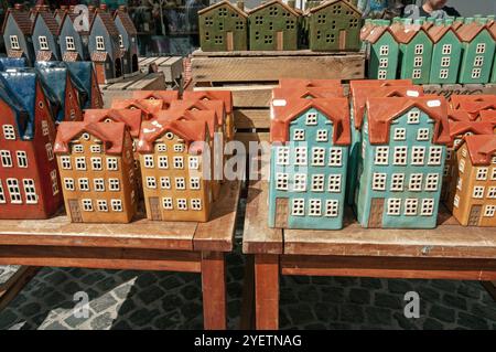 Maisons traditionnelles en céramique peinte à vendre dans la rue piétonne Stronget, Copenhague, Danemark Banque D'Images