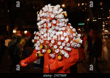 Un homme habillé de bouteilles de prescription marche lors de la 51e parade annuelle du Village Halloween de New York à New York, New York, jeudi 31 octobre 2024. (Photo : Gordon Donovan) Banque D'Images