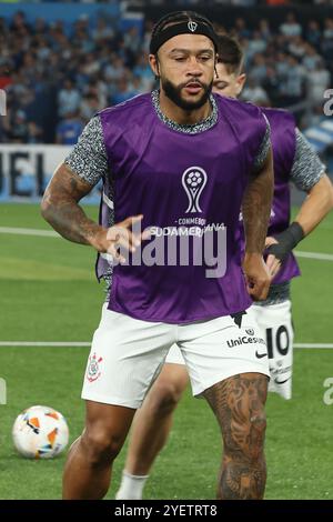 L’attaquant corinthien néerlandais Memphis Depay se réchauffe avant le match de deuxième manche de la CONMEBOL Copa Sudamericana contre le Racing Club argentin, au stade Presidente Peron à Avellaneda, province de Buenos Aires, Argentine, le 31 octobre 2024. Banque D'Images