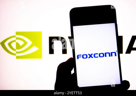 Dans cette illustration photo, un logo Foxconn vu affiché sur un smartphone avec un logo Nvidia en arrière-plan. Banque D'Images