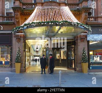 Argyll Arcade est la célèbre artère fermée de Glasgow qui se compose principalement de bijouteries. Ouvert en 1827 avec plus de 30 magasins et un toit vitré. Banque D'Images