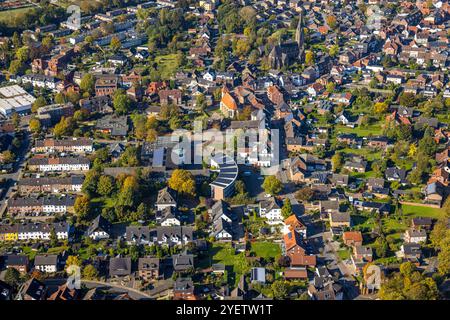 Luftbild, Stadtzentrum mit Selma-Lagerlöf-Sekundarschule mit Solardach, Friedenskirche und kath. Pfarrkirche Ludger, Selm, Münsterland, Nordrhein-Westfalen, Deutschland ACHTUNGxMINDESTHONORARx60xEURO *** vue aérienne, centre-ville avec école secondaire Selma Lagerlöf avec toit solaire, Friedenskirche et église paroissiale St Ludger, Selm, Münsterland, Rhénanie du Nord-Westphalie, Allemagne ATTENTIONxMINDESTHONORARx60xEURO Banque D'Images