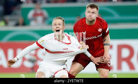 Stuttgart, Allemagne. 29 octobre 2024. GER, Stuttgart, DFB-Cup, football, VfB Stuttgart - 1. FC Kaiserslautern, MHP Arena, 29 octobre 2024, match de ligue, 2ème tour, hommes, saison 2024/25 depuis la gauche Chris Fuehrich (VFB Stuttgart, 27) et Jean Zimmer (1.FC Kaiserslautern, 8), LA RÉGLEMENTATION DFB INTERDIT TOUTE UTILISATION DE PHOTOGRAPHIES COMME SÉQUENCES D'IMAGES ET/OU QUASI-VIDÉO. Crédit : HMB Media/Alamy Live News Banque D'Images