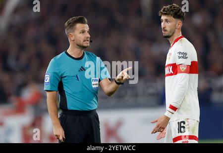 Stuttgart, Allemagne. 29 octobre 2024. GER, Stuttgart, DFB-Cup, football, VfB Stuttgart - 1. FC Kaiserslautern, MHP Arena, 29 octobre 2024, match de ligue, 2e tour, hommes, arbitre de la saison 2024/25 Daniel Schlager en discussion avec Atakan Karazor (VFB Stuttgart, 16), LA RÉGLEMENTATION DFB INTERDIT TOUTE UTILISATION DE PHOTOGRAPHIES COMME SÉQUENCES D'IMAGES ET/OU QUASI-VIDÉO. Crédit : HMB Media/Alamy Live News Banque D'Images