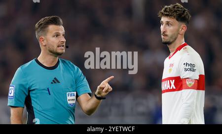 Stuttgart, Allemagne. 29 octobre 2024. GER, Stuttgart, DFB-Cup, football, VfB Stuttgart - 1. FC Kaiserslautern, MHP Arena, 29 octobre 2024, match de ligue, 2e tour, hommes, arbitre de la saison 2024/25 Daniel Schlager en discussion avec Atakan Karazor (VFB Stuttgart, 16), LA RÉGLEMENTATION DFB INTERDIT TOUTE UTILISATION DE PHOTOGRAPHIES COMME SÉQUENCES D'IMAGES ET/OU QUASI-VIDÉO. Crédit : HMB Media/Alamy Live News Banque D'Images