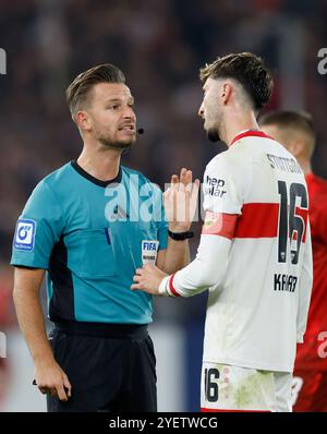 Stuttgart, Allemagne. 29 octobre 2024. GER, Stuttgart, DFB-Cup, football, VfB Stuttgart - 1. FC Kaiserslautern, MHP Arena, 29 octobre 2024, match de ligue, 2e tour, hommes, saison 2024/25 Dennis Schroeder (d), avant le match, la RÉGLEMENTATION DFB INTERDIT TOUTE UTILISATION DE PHOTOGRAPHIES COMME SÉQUENCES D'IMAGES ET/OU QUASI-VIDÉO. Crédit : HMB Media/Alamy Live News Banque D'Images