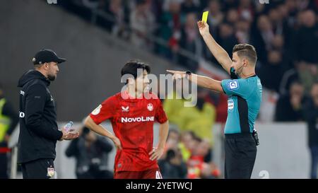 Stuttgart, Allemagne. 29 octobre 2024. GER, Stuttgart, DFB-Cup, football, VfB Stuttgart - 1. FC Kaiserslautern, MHP Arena, 29 octobre 2024, match de ligue, 2e tour, hommes, saison 2024/25 arbitre Daniel Schlager R. L'entraîneur Sebastian Hoeness (VFB Stuttgart) montre le carton jaune. LA RÉGLEMENTATION DFB INTERDIT TOUTE UTILISATION DE PHOTOGRAPHIES COMME SÉQUENCES D'IMAGES ET/OU QUASI-VIDÉO. Crédit : HMB Media/Alamy Live News Banque D'Images