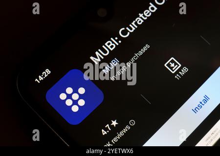 1er novembre 2024, Brésil. Dans cette illustration photo, le logo de l'application Mubi est affiché sur l'écran d'un smartphone Banque D'Images