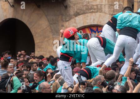 La "diada castellera" à Vilafranca a été marquée par la pluie mais a présenté une incroyable tour humaine de neuf niveaux, quelque chose de jamais vu auparavant. La journée a commencé par un hommage aux victimes des inondations de Valence, en construisant des tours humaines en hommage en leur honneur. La "diada castellera" en Vilafranca estuvo pasada por Agua, pero incluyó una espectacular torre humana de nueve pisos, algo nunca visto antes. La jornada comenzó con un homenaje a las v&#xed;ctimas de las inundaciones en Valencia, realizando castells en su Honor. News-Cronaca-Barcelone, Espagne vendredi 1 novembre 202 Banque D'Images