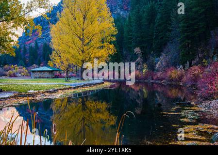 La belle rivière Provo à la fin de l'automne. La pêche, le kayak, le canoë et la randonnée font partie de ce ruisseau bleu. Banque D'Images