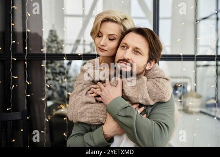 Un couple profite d'un moment tendre ensemble à la maison. Banque D'Images