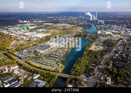 Luftbild, am Westhafen, CTH Container terminal am Rhein-Herne-Kanal, rechts Schleuse Wanne-Eickel und das Kirmesgelände mit Weihnachtsmarkt Aufbau, hinten das STEAG Heizkraftwerk Herne, Unser Fritz, Herne, Ruhrgebiet, Nordrhein-Westfalen, Deutschland ACHTUNGxMINDESTHONORARx60xEURO *** vue aérienne, Am Westhafen, CTH terminal à conteneurs sur le canal Rhin Herne, à droite de l'écluse Wanne Eickel et du parc des expositions avec construction du marché de Noël, derrière la centrale combinée de chaleur et d'électricité STEAG Herne, Unser Fritz, Herne, région de la Ruhr, Rhénanie du Nord-Westphalie, Allemagne ATTENTIONxMINDESTHONORARx60xEURO Banque D'Images